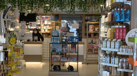 se veria una foto del interior de la farmacia ateca
